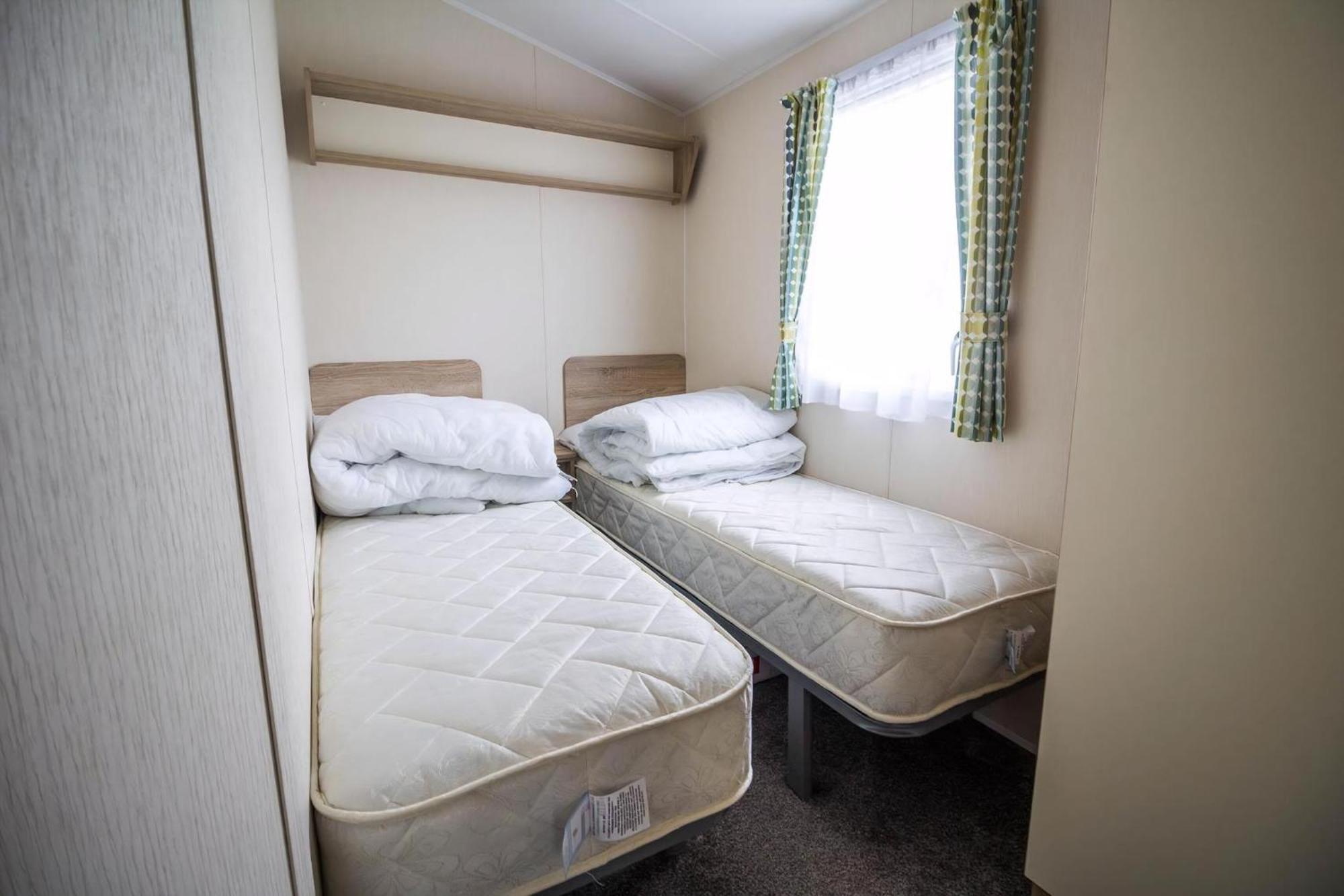 Lovely Caravan With Decking At Seawick Holiday Park In Essex Ref 27471Sw Clacton-on-Sea Luaran gambar